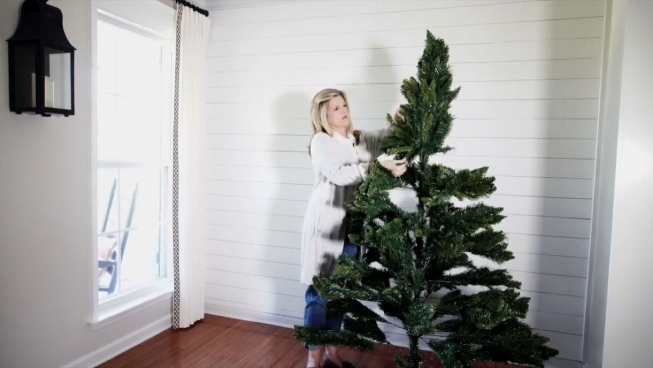 How to Make an Inexpensive Christmas Tree Look Full and Expensive